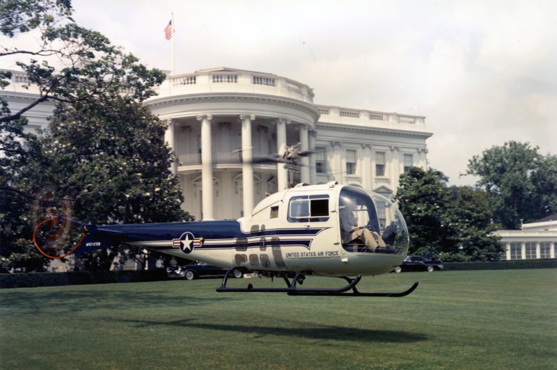 Helicopter lands on White House lawn